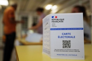 观天下·法国政局|马克龙阵营议会选举遇挫，接下来会发生什么？